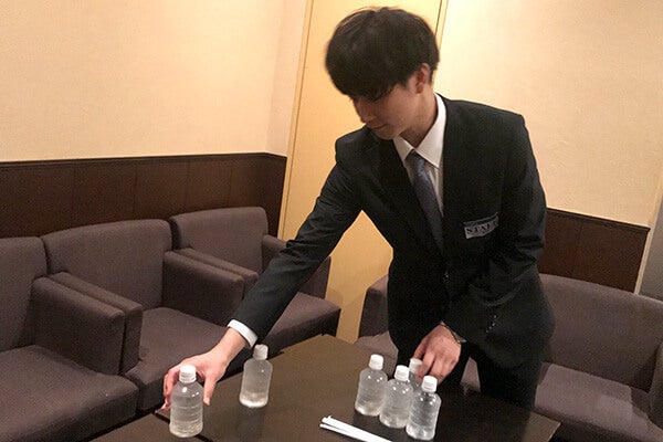 控室でお水の用意をする高野さん