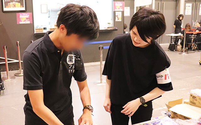 スタッフさんに説明を受ける採用者