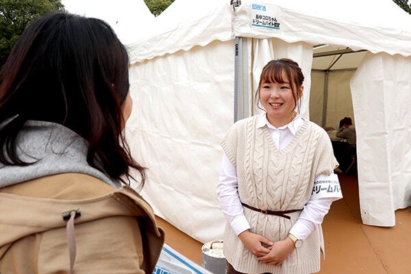 スタッフさんにご挨拶する長嶋さん