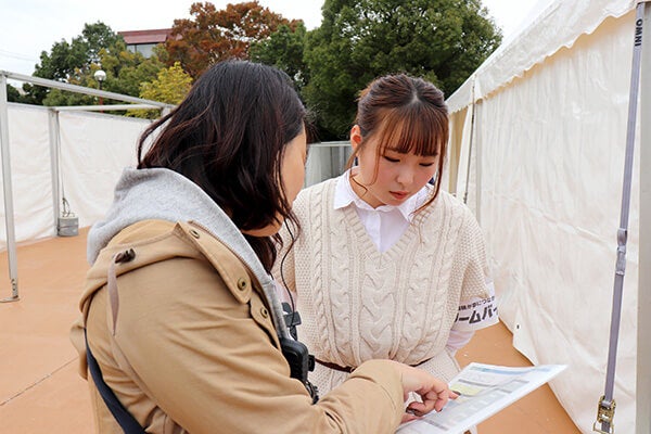 スタッフさんから説明を聞く長嶋さん