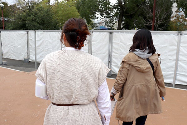 スタッフさんと導線を確認する長嶋さん