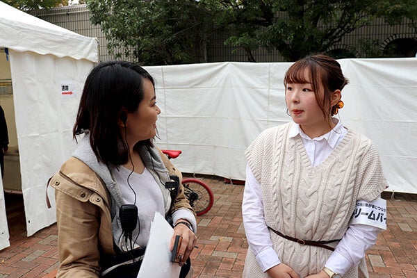 スタッフさんに質問する長嶋さん