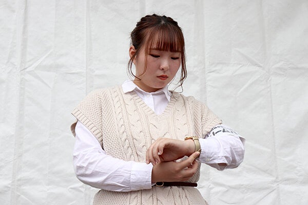 時間を確認する長嶋さん