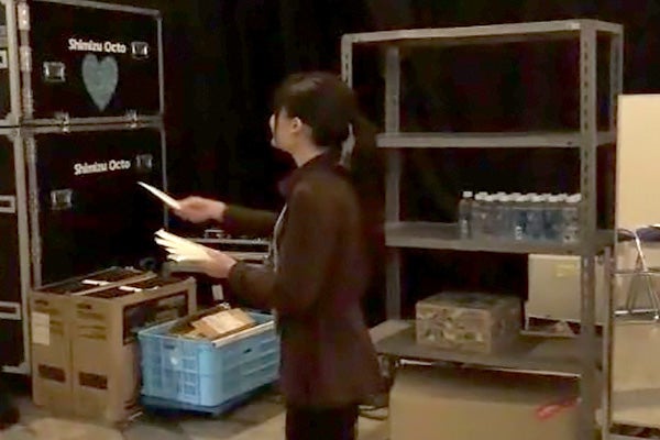 おしぼりを手渡す直前の立山さん