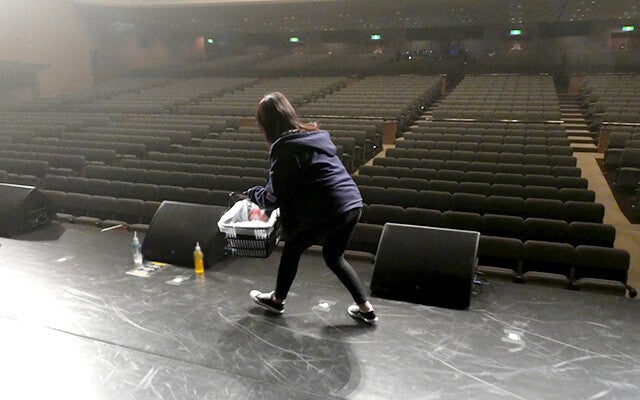 ステージ上に本番用のドリンクを設置する徳山さん