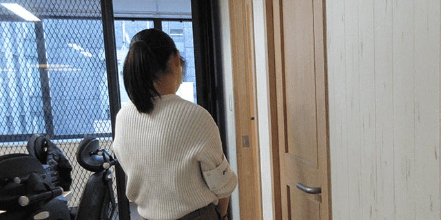 撮影を見学する茂木さん