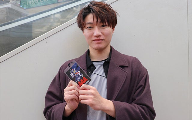 スタッフパスを持つ福島さん