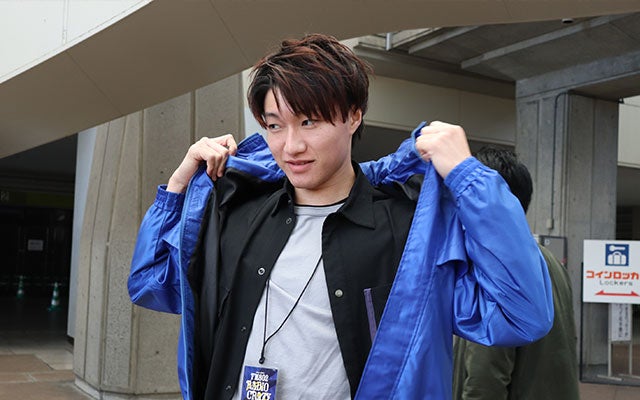 ゴミ捨ての準備をする福島さん