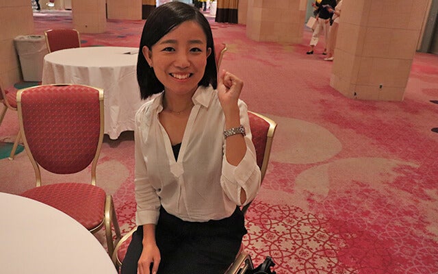 普段のアルバイトの様子を話してくれる高村さん写真