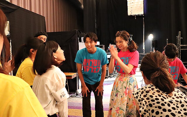 竹内涼真さん・足立梨花さんを迎える高村さん写真