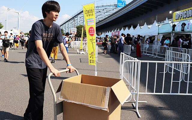 楽屋へ戻る尾谷くん