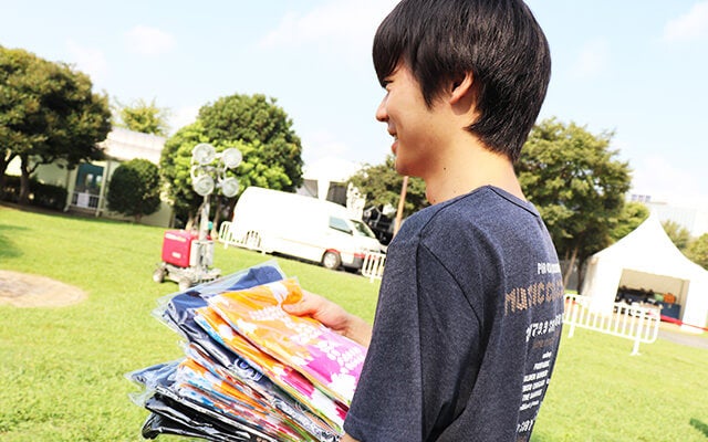 笑顔で感想を話してくれる尾谷くん