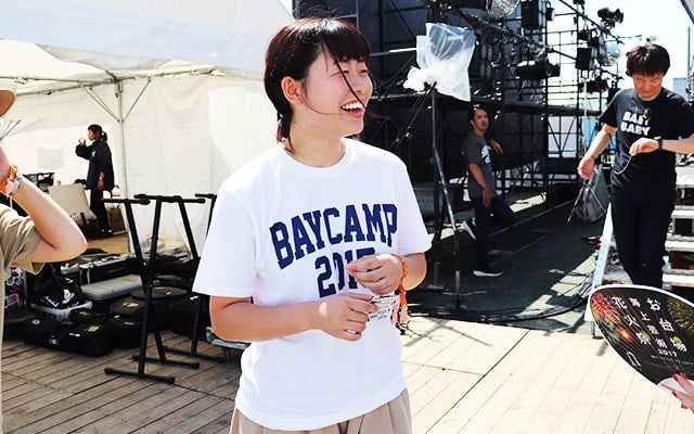 ステージから戻ってきた穐本さん写真