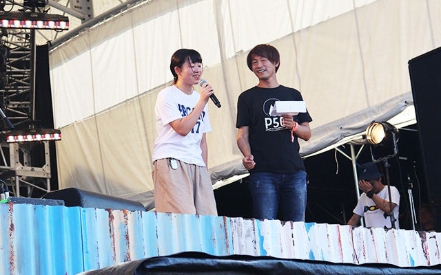 メインステージでアーティストの紹介を始める穐本さん