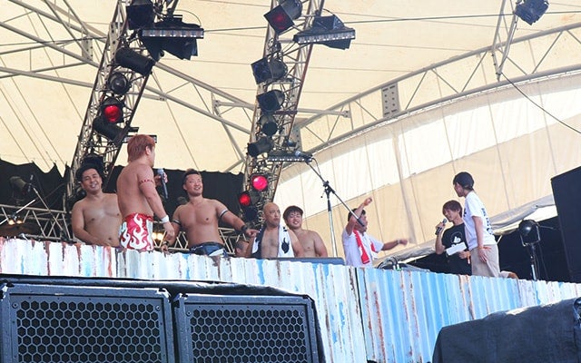 プロレス団体HEAT-UPがステージ上に参戦している様子