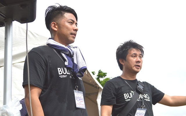 スタッフから次のお仕事の指示を受ける前田さん