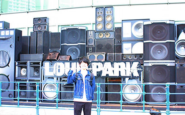 >LOUD PARKのロゴと一緒に写った写真