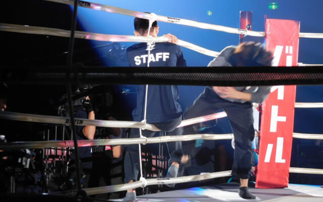 Rizin リングin Out のロープ上げで選手を直接サポート バイトルマガジン Boms ボムス Rizin リングin Out のロープ上げで選手を直接サポート バイトルマガジン Boms ボムス