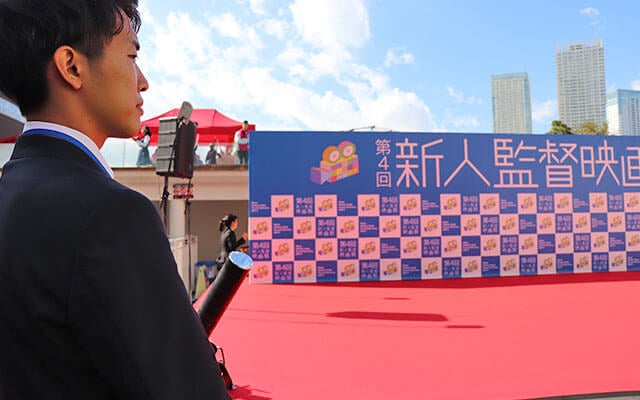 オープニングを見守る平井さん
