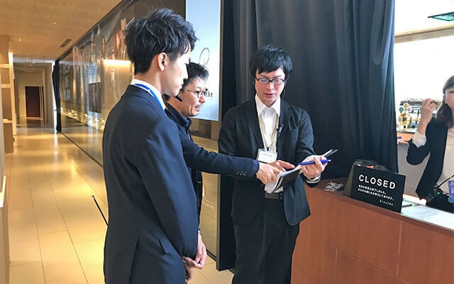 誘導経路の確認をしている様子