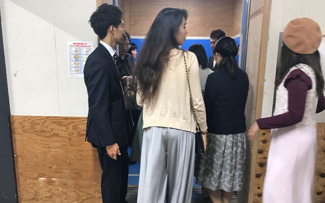 出演者の方を誘導している様子２