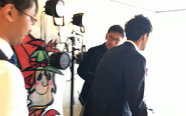 レッドカーペットへ向かう平井さん
