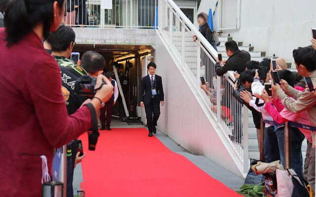 レッドカーペットへ向かう平井さん２