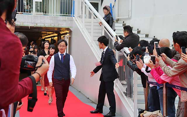 神谷さんら出演者の方々を誘導している様子