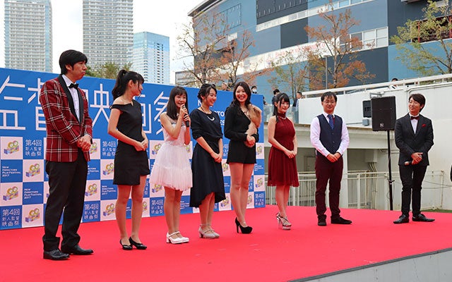インタビューを受けている神谷さんら出演者の方々