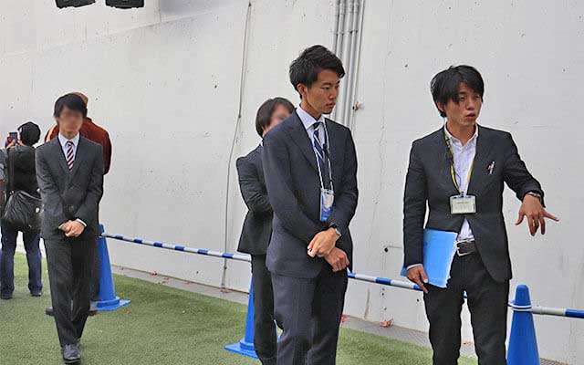 出演者の次の移動に備える平井さん