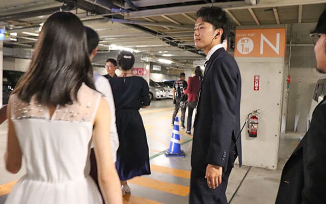 控室まで誘導する平井さん