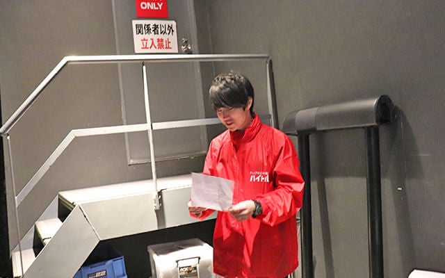 原稿を何度も読み直す吉岡君