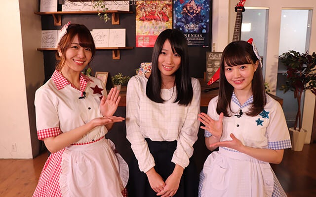 出演者の愛美さん、尾崎由香さんのお二人と出羽さんの記念写真