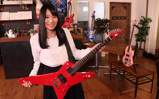BanG Dream!のモデルギターを持つ出羽さん