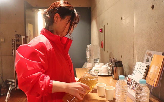 提供する飲み物の準備をしている様子