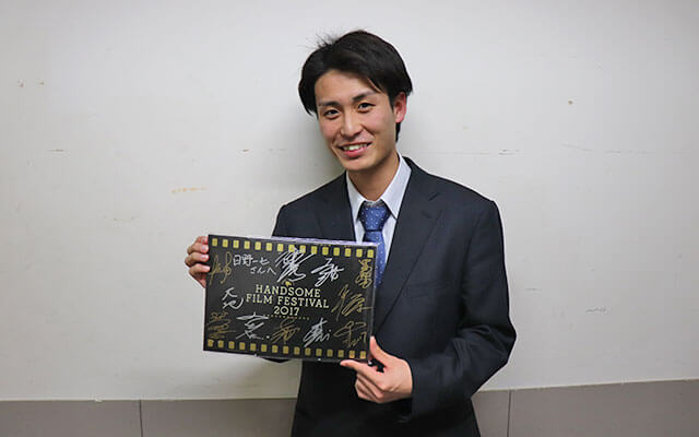 出演俳優たちからサプライズプレゼント