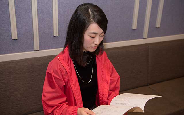 収録で使われる台本を手に、収録現場へ潜入!写真