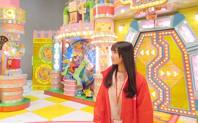セット風景を見渡す小野さん