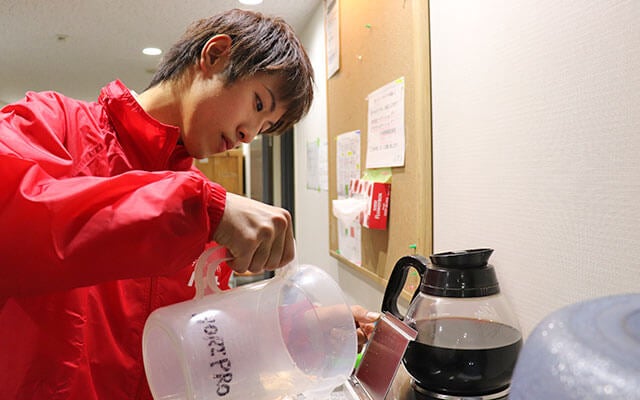 コーヒーサーバーをセッティングする山口君
