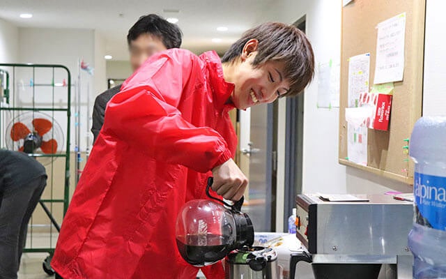 コーヒーサーバーをセッティングする山口君2