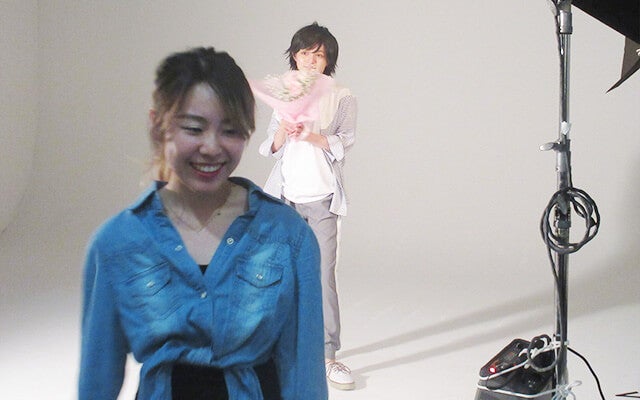花束を渡す中野さん