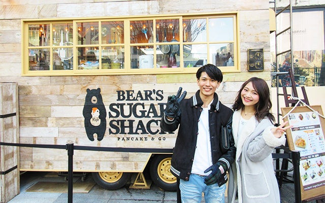 「BEAR’S SUGAR SHACK（ベアーズ シュガー シャック）」の前で二人でピース
