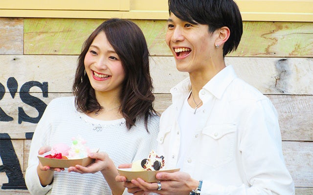 アイスの乗ったパンケーキを持って二人で撮影1