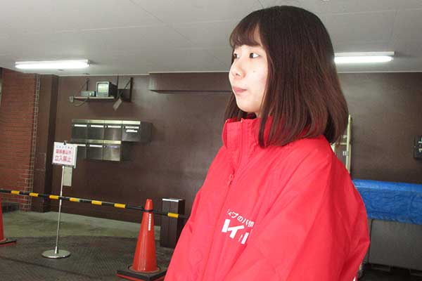 出演者の方を待つ田端さん
