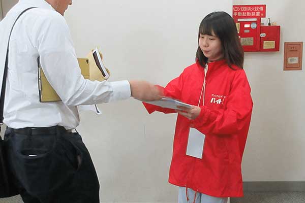 資料を配る田端さん