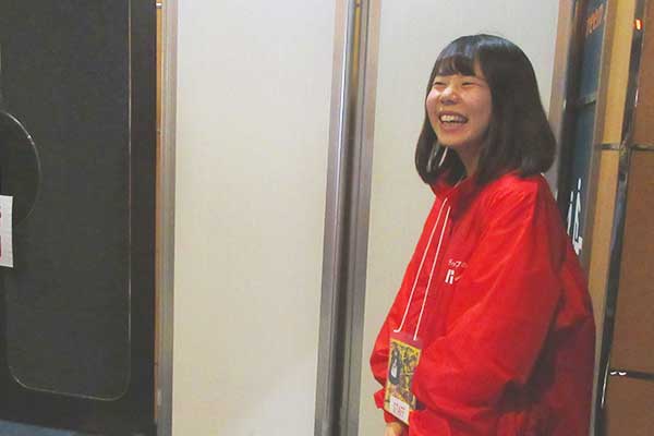 藤井さんに声をかけていただく三浦さん画像