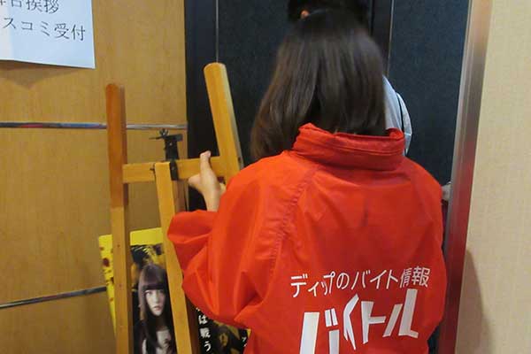 ケータリングを準備する三浦さん画像