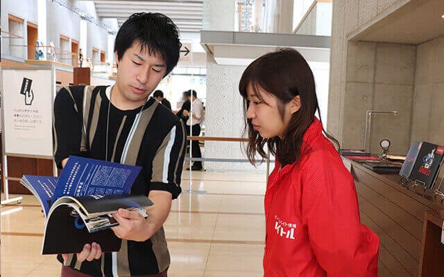 高崎さん観客並べ姿