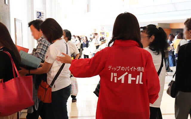 高崎さん観客並べ姿