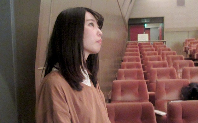 見学する佐藤さん